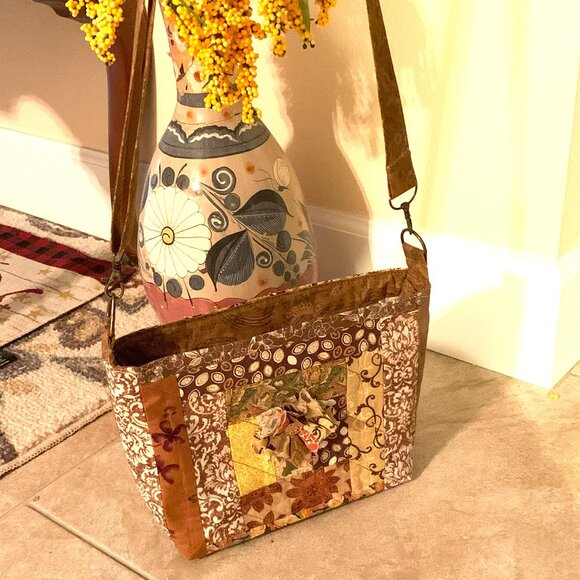 Handmade Patchwork Quilted Crossbody Bag with Lining and Zippered Closure - Picture 4 of 9